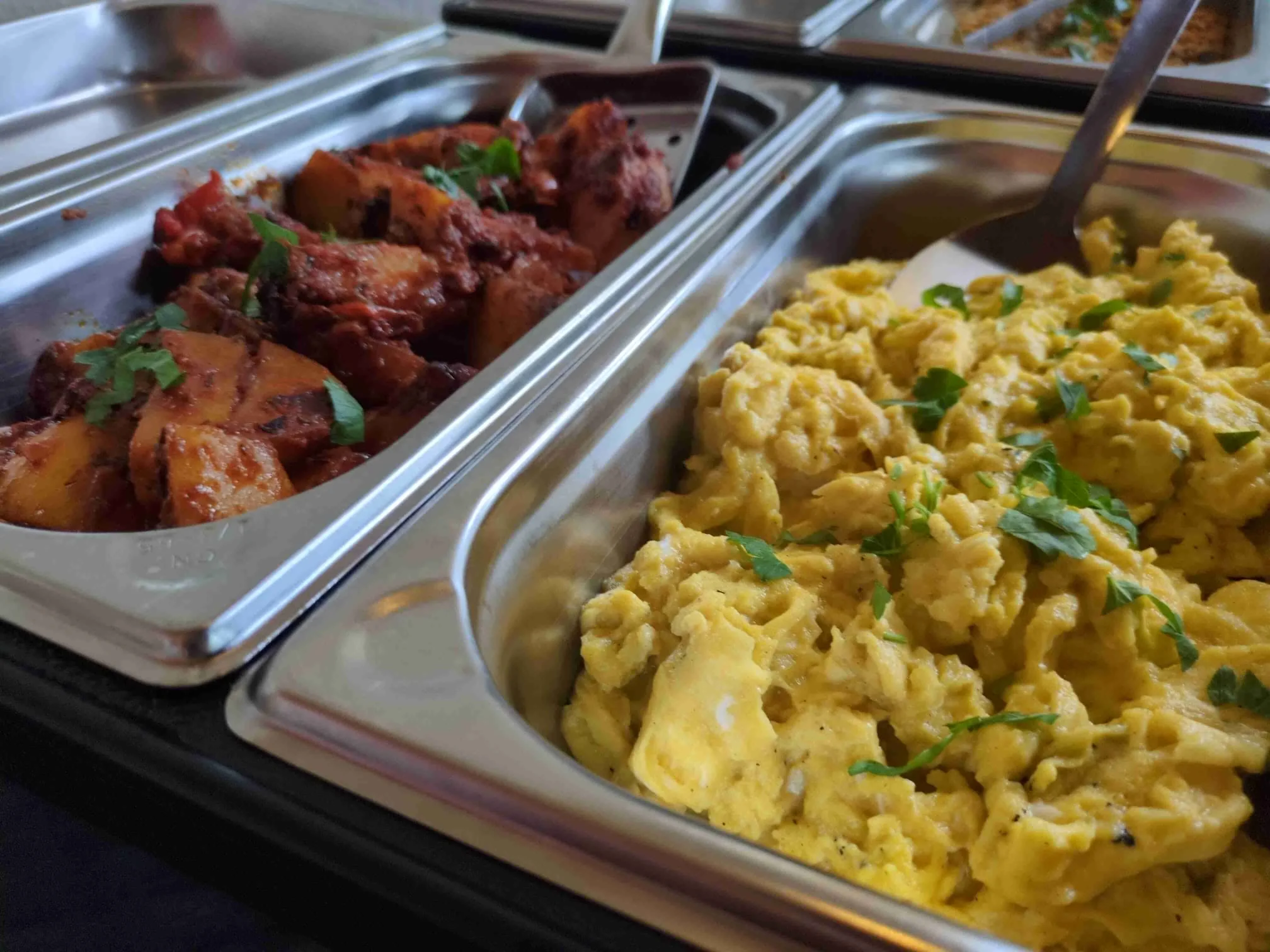 Buffet mit Tandoori-Kartoffeln und Rührei