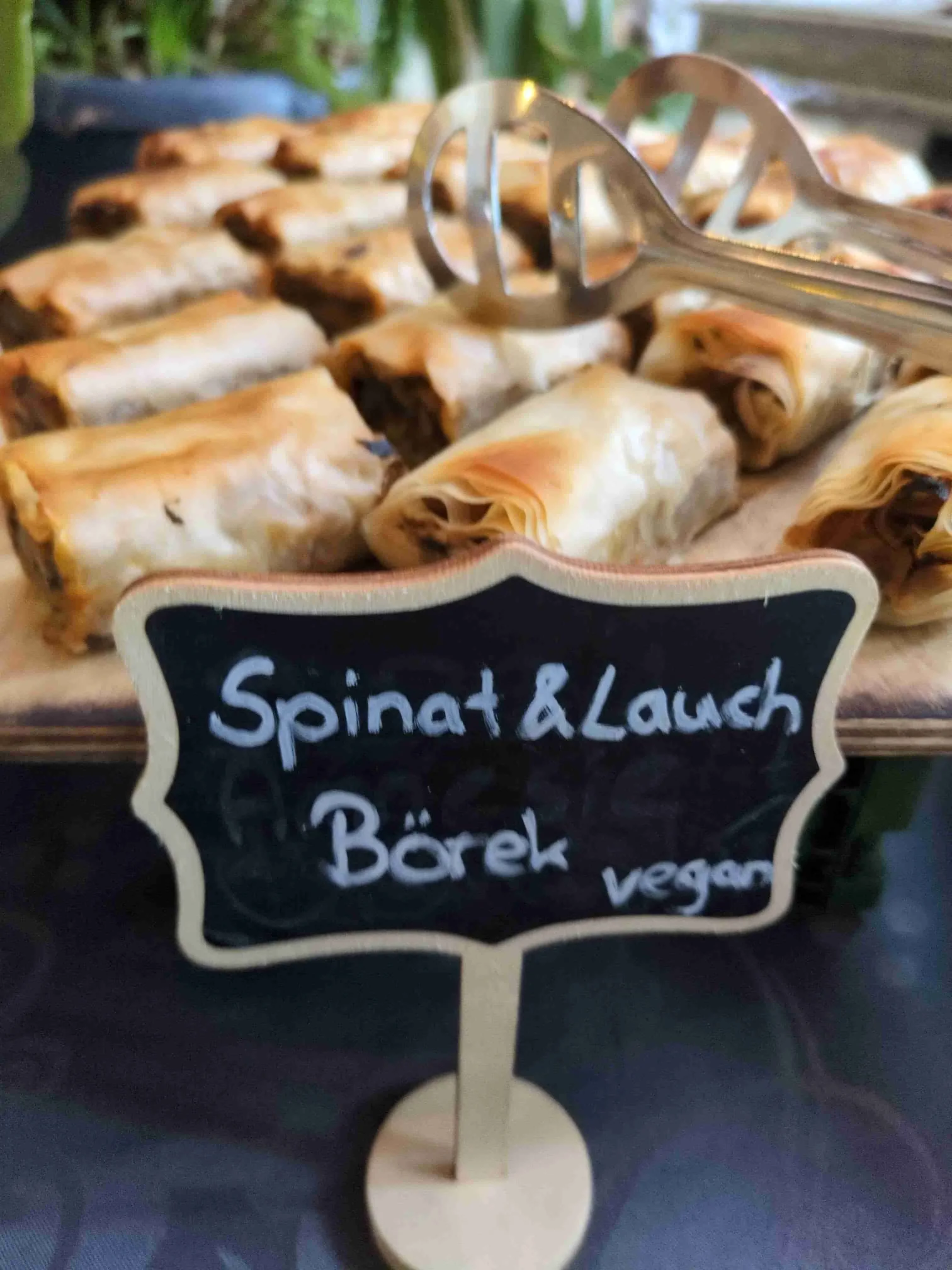 Hausgemachtes Börek auf einer Platte