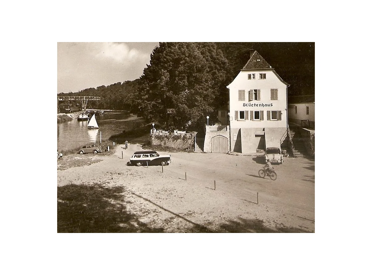 Historische Aufnahme des Brückenhauses am Neckar mit Segelboot und Oldtimer